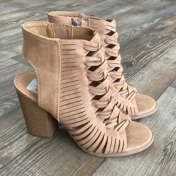 DV by Dolce Vida Nude Heels - Picture 2 of 9